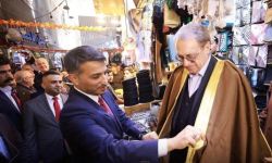 المبعوث الخاص لبوتين يختتم زيارته الى العراق بجولة في النجف ويتلقى هدية